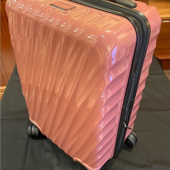 Tumi Blush Hardshell Luggage - Picture 3 of 16